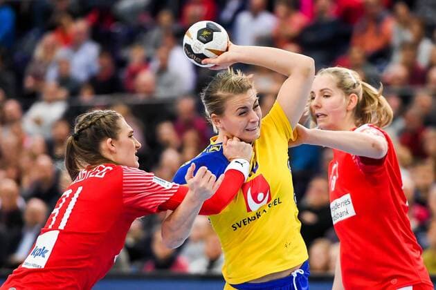 171212 Denmark Line Haugsted Swedens Isabelle Gullden and Denmarks Mette Tranborg in the quarterfinals between Sweden and Denmark during the World Cups World Cup on December 12, 2017 in Leipzig  Copyright: CARLxSANDIN BB171212CS028