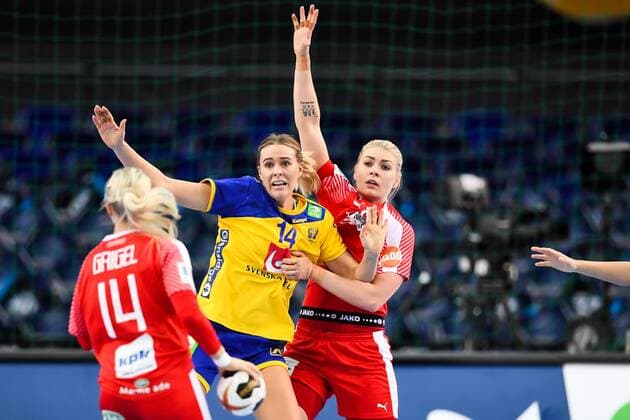 171212 Denmarks Lotte Grigel Swedens Johanna Westberg and Denmarks Kathrine Heindahl in the quarterfinals between Sweden and Denmark during the World Cups World Cup on December 12, 2017 in Leipzig  Copyright: CARLxSANDIN BB171212CS032
