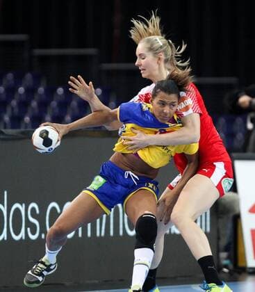 Sweden Denmark Handball Women WC Leipzig 12 12 2017 Arena Leipzig World Cup 2017 Handball Women Quarterfinals Sweden SWE vs Denmark DEN In the picture v l Jamina ROBERTS 8 Sweden and Mette TRANBORG 18 Denmark