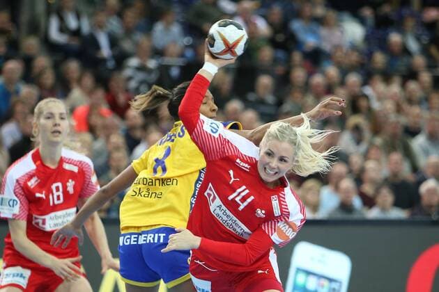 Sweden Denmark Handball Women WC Leipzig 12 12 2017 Arena Leipzig World Cup 2017 Handball Women Quarterfinals Sweden SWE vs Denmark DEN in the picture v l Jamina ROBERTS 8 Sweden and Lotte GRIGEL 14 Denmark