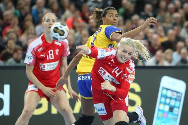 Sweden Denmark Handball Women WC Leipzig 12 12 2017 Arena Leipzig World Cup 2017 Handball Women Quarterfinals Sweden SWE vs Denmark DEN in the picture v l Jamina ROBERTS 8 Sweden and Lotte GRIGEL 14 Denmark