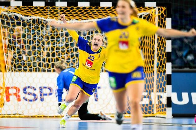 171212 Swedens Hanna Blomstrand commends the quarterfinals between Sweden and Denmark during the World Cups World Cup on December 12, 2017 in Leipzig  Copyright: CARLxSANDIN BB171212CS068