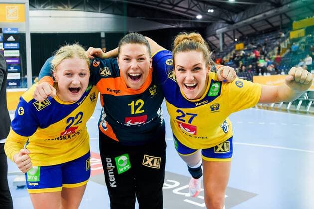 171212 Swedens Hanna Blomstrand Mask Filippa Idehn and Sabina Jacobsen are celebrating the quarterfinals between Sweden and Denmark during the World Cup World Cup on December 12, 2017 in Leipzig  Copyright: CARLxSANDIN BB171212CS073