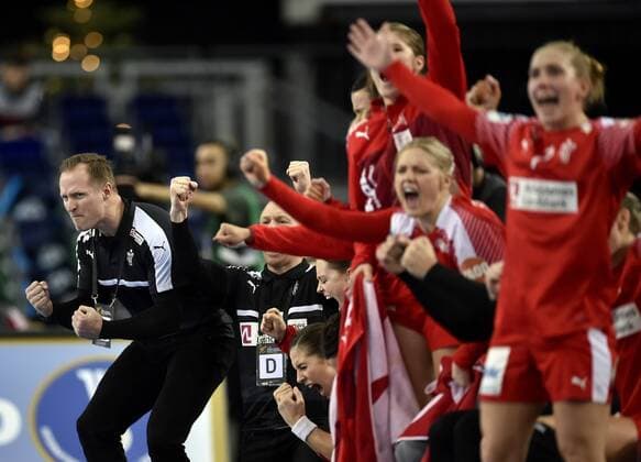Klavs Bruun Jorgensen jubler, da der tirsdag var kvartfinale imellem Danmark og Sverige under VM i Kvindehandbold i Leipzig, Tyskland.Polfoto_73312418  Copyright: POULSENxLARS