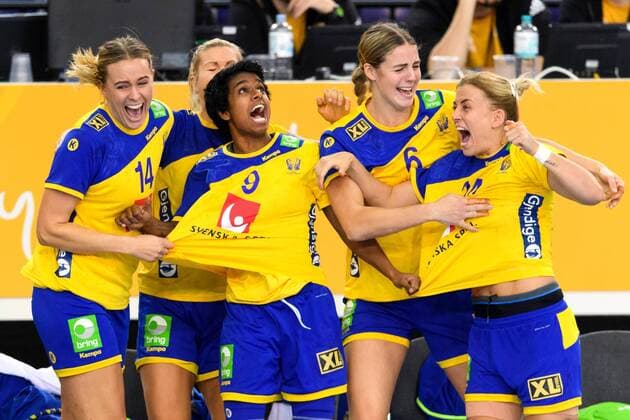 171212 Swedens Johanna Westberg Loui Sand Carin Strömberg and Nathalie Hagman are celebrating the quarterfinals between Sweden and Denmark during the World Cup World Cup on December 12, 2017 in Leipzig  Copyright: CARLxSANDIN BB171212CS092