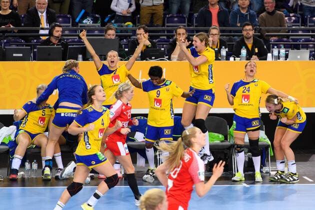 171212 The Swedish players cheer on the bench in the quarterfinals between Sweden and Denmark during the World Cups World Cup on December 12, 2017 in Leipzig  Copyright: CARLxSANDIN BB171212CS093