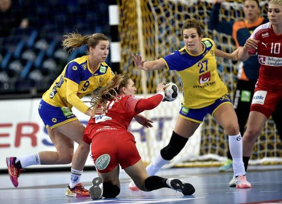 Line Haugsted og Danmark helt i knae, da Danmark tirsdag tabte kvartfinalen 23-26 til Sverige under VM i Kvindehandbold i Leipzig, Tyskland.Polfoto_73313682  Copyright: POULSENxLARS
