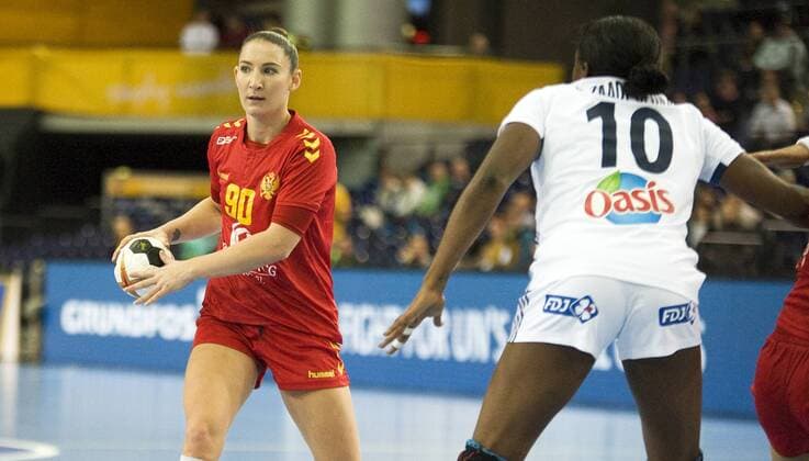 23 Handball Womens World Cup 2017 Handball WC Quarterfinals in Leipzig France Montenegro 12 12 2017 Milena Raicevic MNE li vs Grace Zaadi FRA re Leipzig Saxony Germany