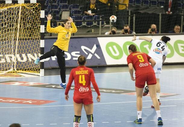 23 Handball Womens World Cup 2017 Handball World Cup Quarterfinals in Leipzig France Montenegro 12 12 2017 Seven-meter Alexandra Lacrabere FRA re 64 against Marina Raijcic MNE li Leipzig Saxony Germany