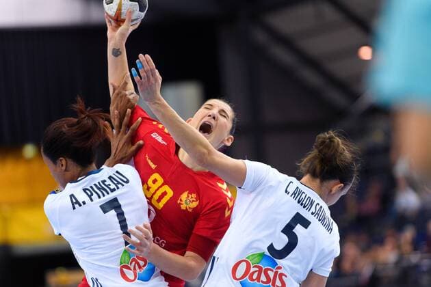 171212 Montenegros Milena Raicevic is stopped by Frances Allison Pineau and Camille Ayglon Surina in the quarterfinals between France and Montenegro during the World Cups World Cup on December 12, 2017 in Leipzig  Copyright: CARLxSANDIN BB171212CS127