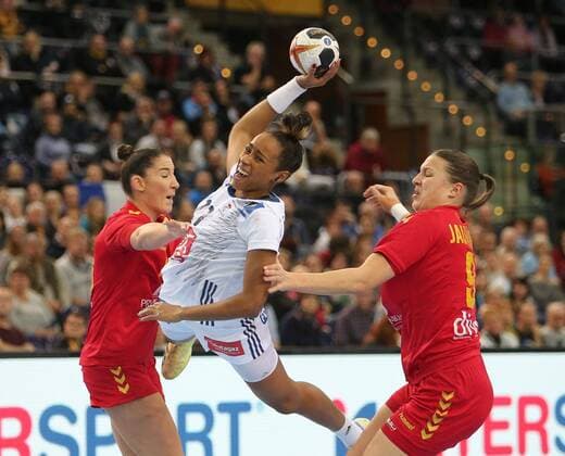 France Montenegro Handball Women World Cup Leipzig 12 12 2017 Arena Leipzig World Cup 2017 Handball Women Quarter Finals France FRA vs Montenegro MNE Pictured v l Milena RAICEVIC 90 Montenegro Estelle NZE MINKO 27 France and Durdina JAUKOVIC 9 Montenegro
