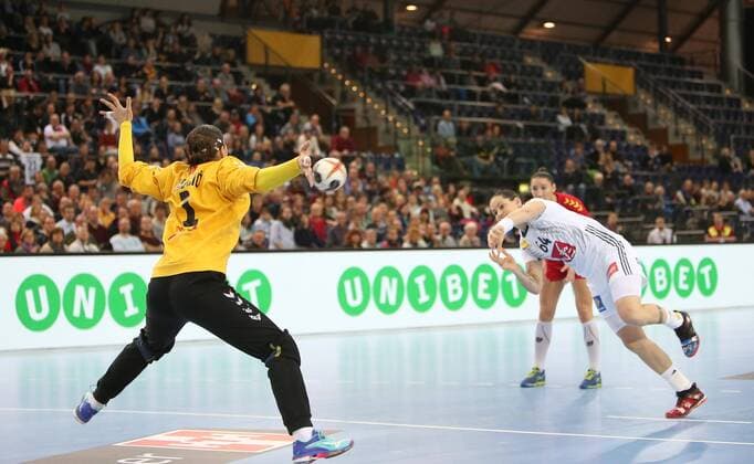 France Montenegro Handball Women WC Leipzig 12 12 2017 Arena Leipzig World Cup 2017 Handball Women Quarter Finals France FRA vs Montenegro MNE Pictured v l goalkeeper Marina RAJCIC 1 Montenegro and Alexandra LACRABERE 64 France