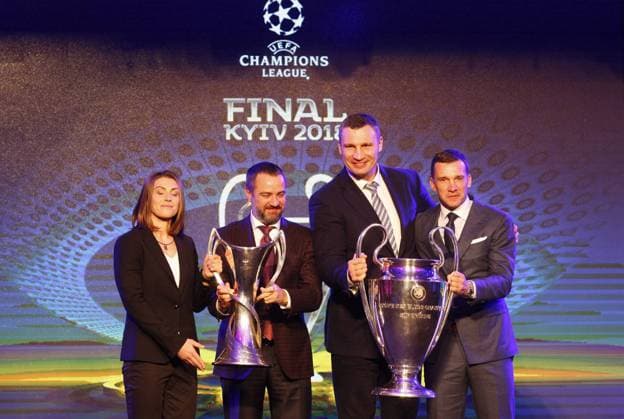 Fußball, CL, Finale-Logo wird in Kiew präsentiert Fußball, CL, Präsentation des Champions League Pokals in Kiew December 12, 2017 - Kiev, Ukraine - Ukraine s national soccer team coach Andriy Shevchenko (R) and Kiev Mayor Vitali Klitschko (2-R) pose with the UEFA Champions League trophy, during the presentation of the logo of the 2018 Champions League final soccer match in Kiev, Ukraine, 12 December, 2017. The UEFA Champions League final will be played at the Olimpiyskiy stadium on 26 May 2018 in Kiev. Presentation of the logo of the 2018 UEFA Champions League final  - ZUMAn230 20171212_zaa_n230_188 Copyright: xStrx