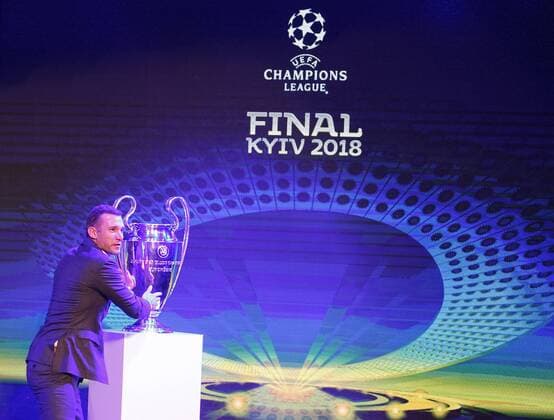Fußball, CL, Finale-Logo wird in Kiew präsentiert December 12, 2017 - Kiev, Ukraine - Ukraine s national soccer team coach Andriy Shevchenko poses with the UEFA Champions League trophy, during the presentation of the logo of the 2018 Champions League final soccer match in Kiev, Ukraine, 12 December, 2017. The UEFA Champions League final will be played at the Olimpiyskiy stadium on 26 May 2018 in Kiev. Presentation of the logo of the 2018 UEFA Champions League final  - ZUMAn230 20171212_zaa_n230_190 Copyright: xStrx