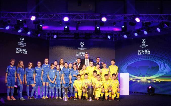 Fußball, CL, Finale-Logo wird in Kiew präsentiert Fußball, CL, Präsentation des Champions League Pokals in Kiew December 12, 2017 - Kiev, Ukraine - Ukraine s national soccer team coach Andriy Shevchenko ( on top,R) and Kiev Mayor Vitali Klitschko (on top,C) and Ukrainian children pose with the UEFA Champions League and UEFA Women s Champions League trophies, during the presentation of the logo of the 2018 Champions League final soccer match in Kiev, Ukraine, 12 December, 2017. The UEFA Champions League final will be played at the Olimpiyskiy stadium on 26 May 2018 in Kiev. Presentation of the logo of the 2018 UEFA Champions League final  - ZUMAn230 20171212_zaa_n230_193 Copyright: xStrx