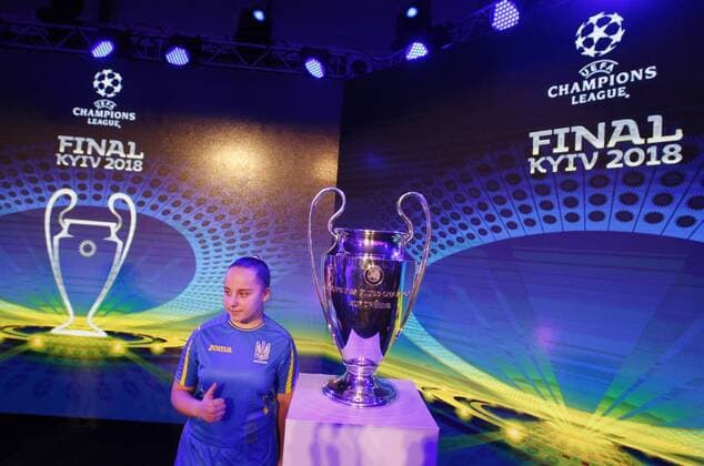 Fußball, CL, Finale-Logo wird in Kiew präsentiert Fußball, CL, Präsentation des Champions League Pokals in Kiew December 12, 2017 - Kiev, Ukraine - A girl poses for a photo near the UEFA Champions League trophy, during the presentation of the logo of the 2018 Champions League final soccer match in Kiev, Ukraine, 12 December, 2017. The UEFA Champions League final will be played at the Olimpiyskiy stadium on 26 May 2018 in Kiev. Presentation of the logo of the 2018 UEFA Champions League final  - ZUMAn230 20171212_zaa_n230_195 Copyright: xStrx