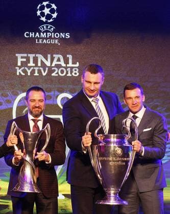 Fußball, CL, Finale-Logo wird in Kiew präsentiert Fußball, CL, Präsentation des Champions League Pokals in Kiew December 12, 2017 - Kiev, Ukraine - Ukraine s national soccer team coach Andriy Shevchenko (R) and Kiev Mayor Vitali Klitschko (C) pose with the UEFA Champions League trophy, during the presentation of the logo of the 2018 Champions League final soccer match in Kiev, Ukraine, 12 December, 2017. The UEFA Champions League final will be played at the Olimpiyskiy stadium on 26 May 2018 in Kiev. Presentation of the logo of the 2018 UEFA Champions League final  - ZUMAn230 20171212_zaa_n230_196 Copyright: xStrx