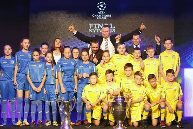 Fußball, CL, Finale-Logo wird in Kiew präsentiert Bilder des Tages - SPORT Fußball, CL, Präsentation des Champions League Pokals in Kiew December 12, 2017 - Kiev, Ukraine - Ukraine s national soccer team coach Andriy Shevchenko ( on top,R) and Kiev Mayor Vitali Klitschko (on top,C) and Ukrainian children pose with the UEFA Champions League and UEFA Women s Champions League trophies, during the presentation of the logo of the 2018 Champions League final soccer match in Kiev, Ukraine, 12 December, 2017. The UEFA Champions League final will be played at the Olimpiyskiy stadium on 26 May 2018 in Kiev. Presentation of the logo of the 2018 UEFA Champions League final  - ZUMAn230 20171212_zaa_n230_197 Copyright: xStrx