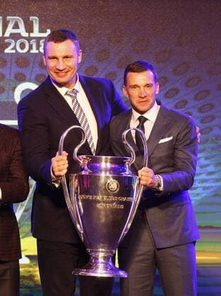 Fußball, CL, Finale-Logo wird in Kiew präsentiert December 12, 2017 - Kiev, Ukraine - Ukraine s national soccer team coach Andriy Shevchenko (R) and Kiev Mayor Vitali Klitschko (L) pose with the UEFA Champions League trophy during the presentation of the logo of the 2018 Champions League final soccer match in Kiev, Ukraine, 12 December, 2017. The logo of the 2018 UEFA Champions League final  - ZUMAn230 20171212_zaa_n230_198 Copyright: xStrx