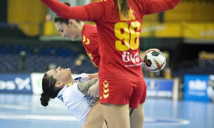 23 Handball Womens World Cup 2017 Handball WC Quarterfinals in Leipzig France Montenegro 12 12 2017 Alexandra Lacrabere FRA li against Milena Raicevic MNE behind and Itana Grbic MNE in front Leipzig Saxony Germany