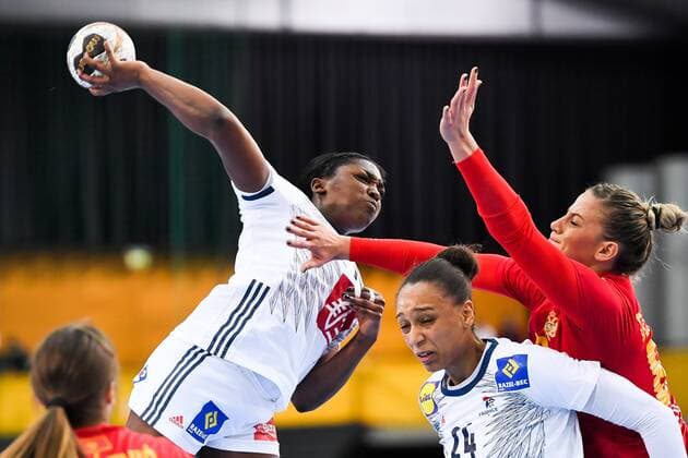 171212 Frances Grace Zaadi in the quarterfinals between France and Montenegro during the World Cups World Cup on December 12, 2017 in Leipzig  Copyright: CARLxSANDIN BB171212CS148