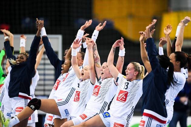 171212 France players cheer for the quarterfinals between France and Montenegro during the World Cup of December 12, 2017 in Leipzig  Copyright: CARLxSANDIN BB171212CS150