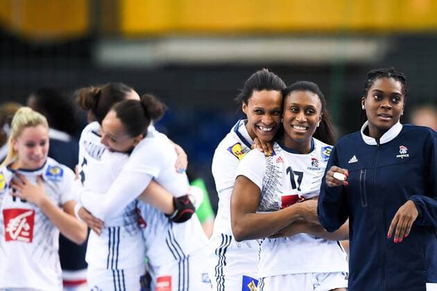 171212 France Allison Pineau and Siraba Dembele are celebrating the quarterfinals between France and Montenegro during the World Cups World Cup on December 12, 2017 in Leipzig  Copyright: CARLxSANDIN BB171212CS156