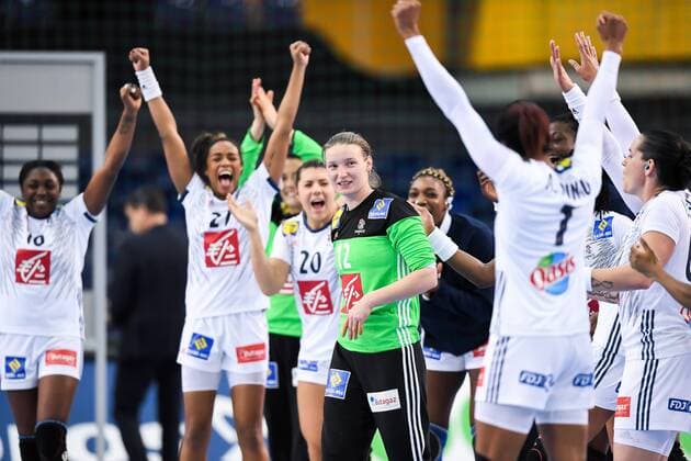 171212 Frances malady Amandine Leynaud commends the quarterfinals between France and Montenegro during the World Cup on December 12, 2017 in Leipzig  Copyright: CARLxSANDIN BB171212CS157