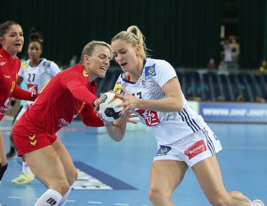 France Montenegro Handball Women WC Leipzig 12 12 2017 Arena Leipzig World Cup 2017 Handball Women Quarter Finals France FRA vs Montenegro MNE In picture v l Andrea KLIKOVAC 15 Montenegro and Manon HOUETTE 13 France