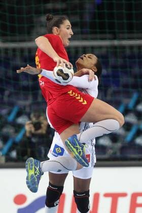 France Montenegro Handball Women World Cup Leipzig 12 12 2017 Arena Leipzig World Cup 2017 Handball Women Quarter Finals France FRA vs Montenegro MNE Pictured v l Milena RAICEVIC 90 Montenegro and Allison PINEAU 7 France
