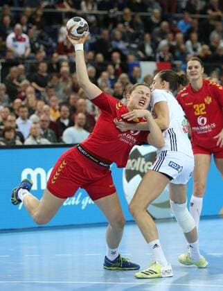 France Montenegro Handball Women WC Leipzig 12 12 2017 Arena Leipzig World Cup 2017 Handball Women Quarter Finals France FRA vs Montenegro MNE 25 22 12 10 In the picture v l Durdina JAUKOVIC 9 Montenegro and Camille AYGLON SAURINA 5 France