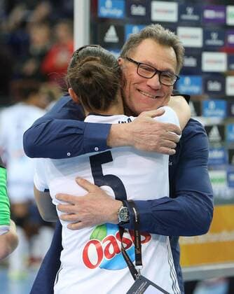 France Montenegro Handball Women World Cup Leipzig 12 12 2017 Arena Leipzig World Cup 2017 Handball Women Quarter Finals France FRA vs Montenegro MNE 25 22 12 10 In the picture v l Camille AYGLON SAURINA 5 France and coach Olivier KRUMBHOLZ France after the victory
