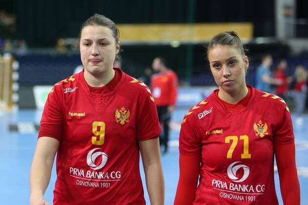 France Montenegro Handball Women World Cup Leipzig 12 12 2017 Arena Leipzig World Cup 2017 Handball Women Quarter Finals France FRA vs Montenegro MNE 25 22 12 10 In the picture v l Durdina JAUKOVIC 9 Montenegro and Bobana KLIKOVAC 71 Montenegro disappointed