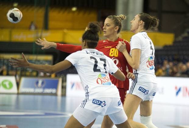23 Handball Womens World Cup 2017 Handball World Cup Quarterfinals in Leipzig France Montenegro 12 12 2017 Jelena Despotovic MNE Mitte throws the ball in a duel with Camille Ayglon Saurina FRA re and Estelle NZE Minko FRA li Leipzig Saxony Germany