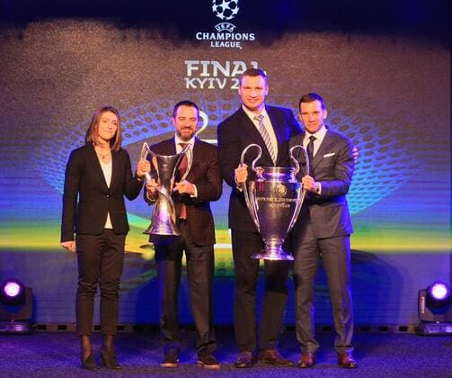 Fußball, CL, Finale-Logo wird in Kiew präsentiert Head coach of the Ukrainian national football team Andriy Shevchenko, Kyiv city head Vitali Klitschko, president of the Football Federation of Ukraine Andrii Pavelko and midfielder of the Ukrainian women?s football team Iia Andrushchak (R to L) pose for a photo with the trophies of the 2018 UEFA Men?s and Women?s Champions League finals during a ceremony to present the logo of the 2018 UEFA Champions League final at the NSC Olimpiyskiy, Kyiv, capital of Ukraine, December 12, 2017. Ukrinform. KYIV. The logo of the 2018 UEFA Champions League final has been presented at the NSC Olimpiyskiy. The arena which previously staged the UEFA EURO EM Europameisterschaft Fussball 2012 final is set to host the last game of the 2018 UEFA Champions League on May 26, 2018. The 2018 UEFA Women s Champions League final will be played in Ukraine for the first time at the Valeriy Lobanovskyi Dynamo Stadium on May 24. Logo of 2018 UEFA Champions League final unveiled in Kyiv  Copyright: xPavloxBagmutx