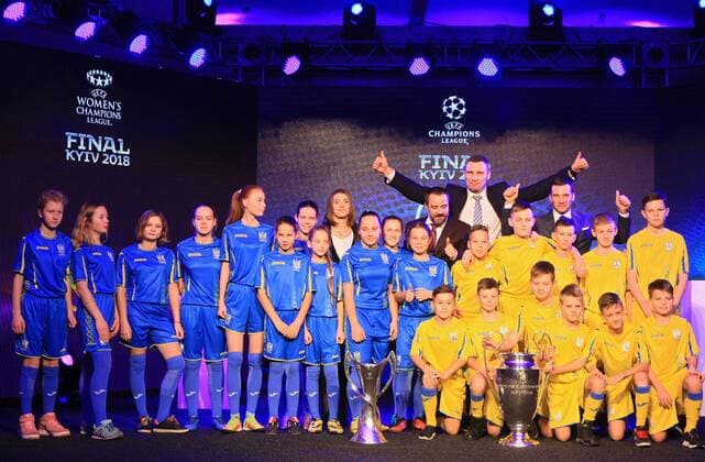 Fußball, CL, Finale-Logo wird in Kiew präsentiert Head coach of the Ukrainian national football team Andriy Shevchenko, Kyiv city head Vitali Klitschko, president of the Football Federation of Ukraine Andrii Pavelko and midfielder of the Ukrainian women?s national football team Iia Andrushchak (R to L, Back) pose for a photo with children and the trophies of the 2018 UEFA Men?s and Women?s Champions League finals during a ceremony to present the logo of the 2018 UEFA Champions League final at the NSC Olimpiyskiy, Kyiv, capital of Ukraine, December 12, 2017. Ukrinform. KYIV. The logo of the 2018 UEFA Champions League final has been presented at the NSC Olimpiyskiy. The arena which previously staged the UEFA EURO EM Europameisterschaft Fussball 2012 final is set to host the last game of the 2018 UEFA Champions League on May 26, 2018. The 2018 UEFA Women s Champions League final will be played in Ukraine for the first time at the Valeriy Lobanovskyi Dynamo Stadium on May 24. Logo of 2018 UEFA Champions League final unveiled in Kyiv  Copyright: xPavloxBagmutx