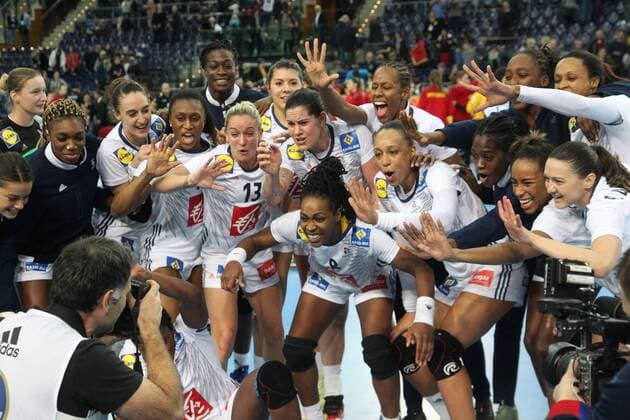 Leipzig 12 12 2017 Arena Leipzig World Cup 2017 Handball Women quarter-final France FRA vs Montenegro MNE 25 22 12 10 Pictured The French team after the victory