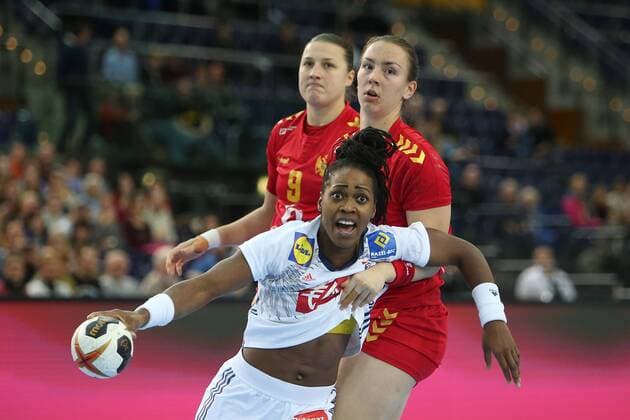 Leipzig 12 12 2017 Arena Leipzig World Cup 2017 Handball Women Quarter Finals France FRA vs Montenegro MNE 25 22 12 10 In the picture v l Durdina JAUKOVIC 9 Montenegro Laurisa LANDRE 8 France and Tatjana BRNOVIC 10 Montenegro