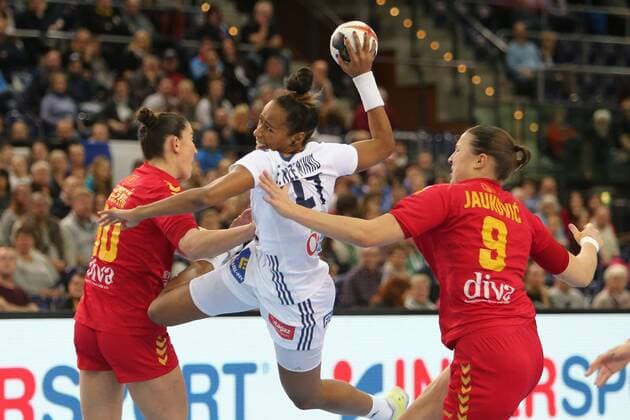 Leipzig 12 12 2017 Arena Leipzig World Cup 2017 Handball Women Quarterfinals France FRA vs Montenegro MNE Pictured v l Milena RAICEVIC 90 Montenegro Estelle NZE MINKO 27 France and Durdina JAUKOVIC 9 Montenegro