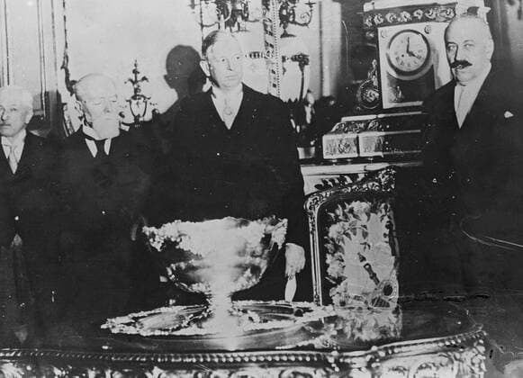 Glass plate mono negative EU PLANET23027 France Donor of Davis Cup present at draw for first time . The draw for the Davis Cup tennis matches took place in Paris when for the first time Mr Dwight Davis , the donor of the Cup , was present . Great Britain meets Rumania in England in the second round . Left to right : President Doumer of France , who presided at the draw , Mr Dwight Davis , and M Morinaud , French Minister of Physical Education , at the draw . 3 February 1932  UnitedArchives80967949