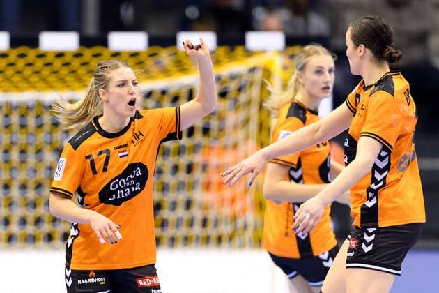 171213 The Netherlands Nycke Groot commends the quarterfinals between the Netherlands and the Czech Republic during the World Cup on 13 December 2017 in Magdeburg  Copyright: CARLxSANDIN BB171213CS009