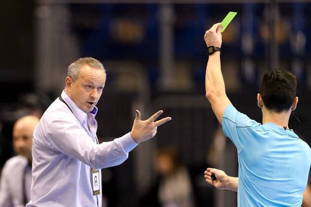 171213 Czech federation Jan Basny wins yellow card in the quarterfinals between the Netherlands and the Czech Republic during the World Cup on 13 December 2017 in Magdeburg  Copyright: CARLxSANDIN BB171213CS016