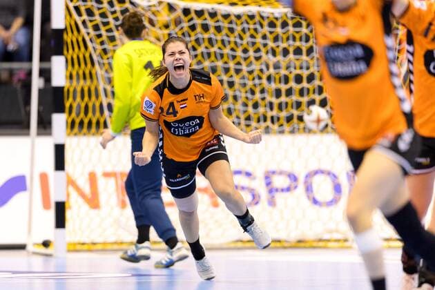 171213 The Netherlandss Martine Smeets commends the quarterfinals between the Netherlands and the Czech Republic during the World Cup on 13 December 2017 in Magdeburg  Copyright: CARLxSANDIN BB171213CS020