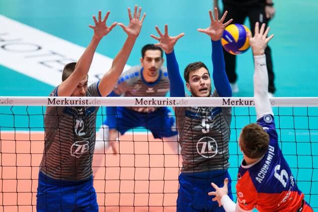13 12 2017 Fraport Arena Frankfurt Volleyball DVV Cup Semifinals United Volleys RheinMain vs VfB Friedrichshafen Block Double Block Jakob Günthör Guenthoer 12 Friedrichshafen David Sossenheimer 5 Friedrichshafen Attack Robert Adrian Aciobanitei 6 RheinMain