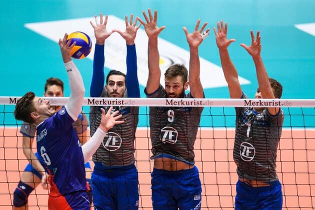 13 12 2017 Fraport Arena Frankfurt Volleyball DVV Cup Semifinals United Volleys RheinMain vs VfB Friedrichshafen Attack Robert Adrian Aciobanitei 6 RheinMain Block Triple Athanasios Protopsaltis 7 Friedrichshafen Philipp Collin 9 Friedrichshafen Bartlomiej Boladz 1 Friedrichshafen