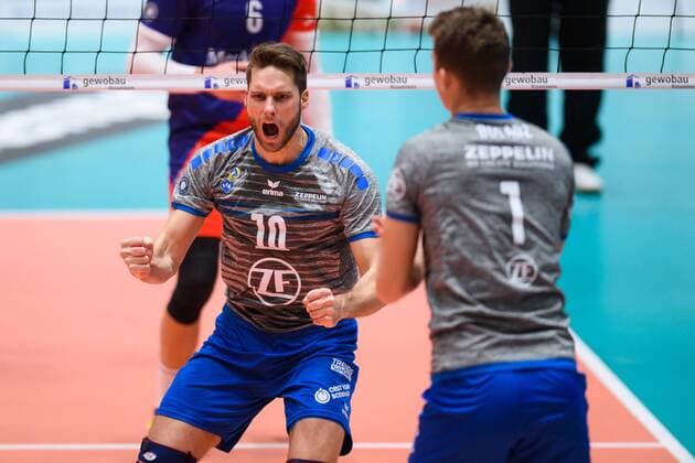 13 12 2017 Fraport Arena Frankfurt Volleyball DVV Cup Semifinals United Volleys RheinMain vs VfB Friedrichshafen Cheers Simon Tischer 10 Friedrichshafen Bartlomiej Boladz 1 Friedrichshafen