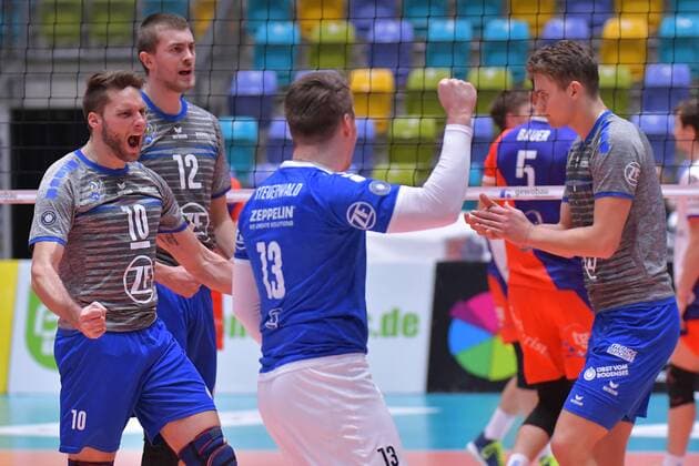 13 12 2017 xtkx Volleyball Men DVV Cup United Volleys Frankfurt VfB Friedrichshafen emspor v Simon Tischer Friedrichshafen Markus Steuerwald Friedrichshafen Frankfurt