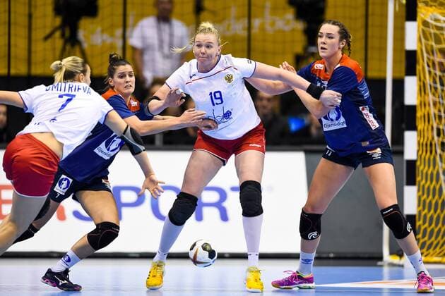 171213 Norways Stina Ruscetta Skogrand and Kari Brattset defend against Russias Kseniia Makeeva in the quarterfinals between Norway and Russia during the World Cups World Cup on December 13, 2017 in Magdeburg  Copyright: CARLxSANDIN BB171213CS047