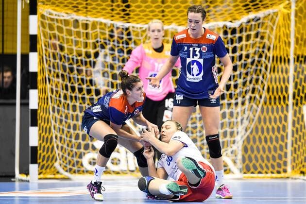 171213 Norways Stina Ruscetta Skogrand and Kari Brattset in battle against Russias Ekaterina Matlashova in the quarterfinals between Norway and Russia during the World Cups World Cup on December 13, 2017 in Magdeburg  Copyright: CARLxSANDIN BB171213CS059