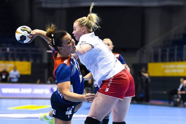 171213 Norways Nora Mørk and Russias Kseniia Makeeva in the quarterfinals between Norway and Russia during the World Cups World Cup on December 13, 2017 in Magdeburg  Copyright: CARLxSANDIN BB171213CS065